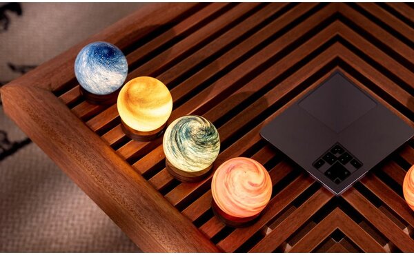Světelná dekorace na USB v tmavě přírodní barvě ø 12 cm Galaxy Breeze – Gingko
