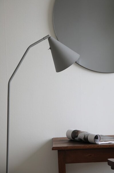Šedá LED stmívatelná stojací lampa s kovovým stínidlem (výška 144 cm) Funil – Markslöjd
