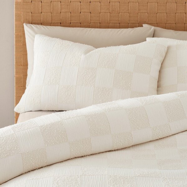 Krémové prodloužené povlečení na dvoulůžko z materiálu bouclé 230x220 cm Cosy Checkerboard – Catherine Lansfield