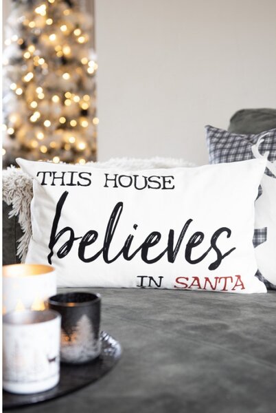 Černo-bílý vánoční povlak na polštář s nápisem This House believes in Santa – 30x50 cm