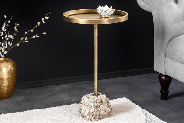 Art deco kulatý příruční stolek Stone se zlatou kovovou deskou s vyvýšeným okrajem a asymetrickou mramorovou podstavou 60 cm
