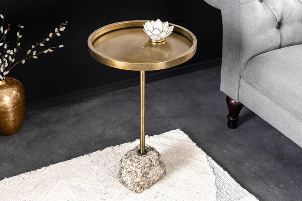 Art deco kulatý příruční stolek Stone se zlatou kovovou deskou s vyvýšeným okrajem a asymetrickou mramorovou podstavou 60 cm