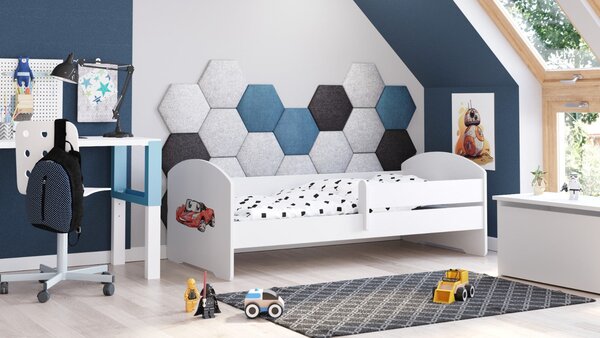 Dětská postel LUK 140 × 70 cm s ochrannou zábranou – motiv závodní auto