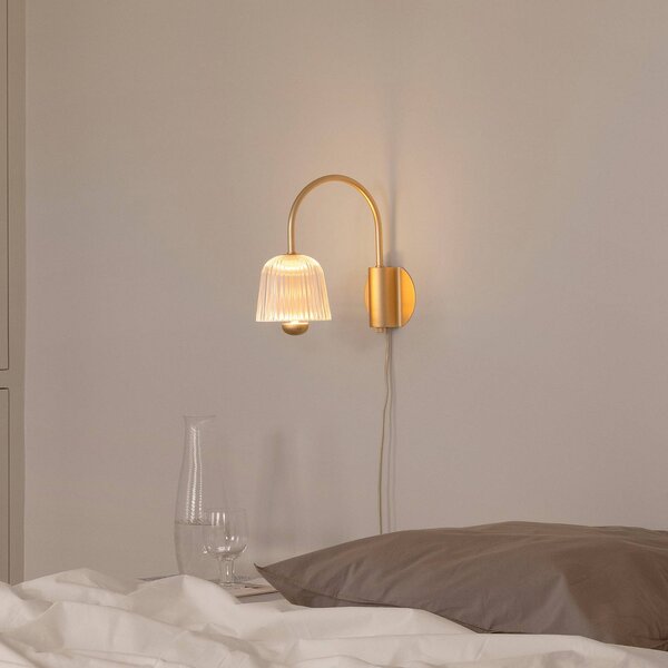 Nuura Aps LED nástěnné světlo Asteea, šířka 16 cm, mosazná barva/čirá, stmívatelný, Mosaz / zlato, Obývací pokoj / jídelna, kov, Skandinávský