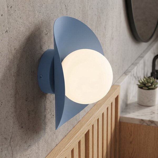 Nástěnné svítidlo FIERO M – tlumeně modré, bílé sklo, 1× G9, šířka 31 cm
