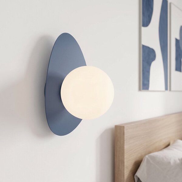 Nástěnné svítidlo OVO K1 – tlumeně modré, bílé sklo, 1× G9, šířka 28 cm
