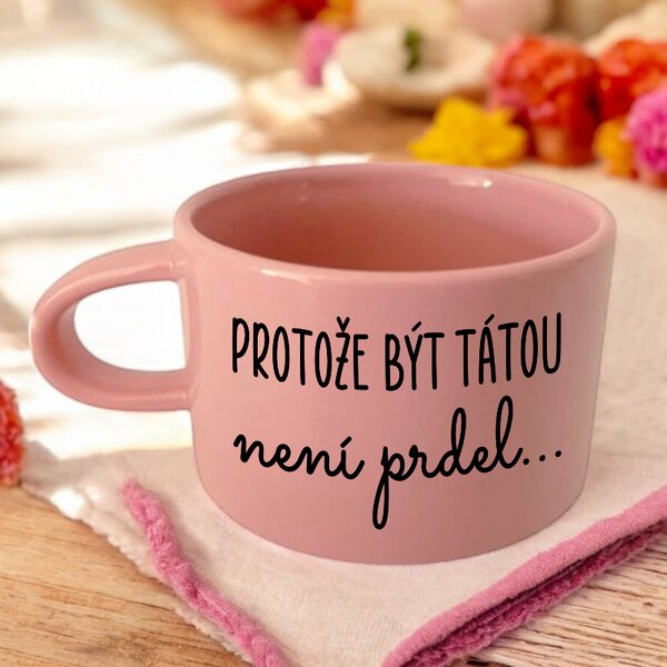 Růžový hrnek makronka - Protože být tátou není prdel