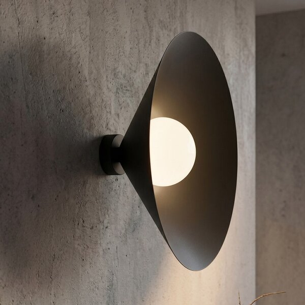 Nástěnné svítidlo MONO K1L – černé, opálové sklo, 1× E14, šířka 50 cm