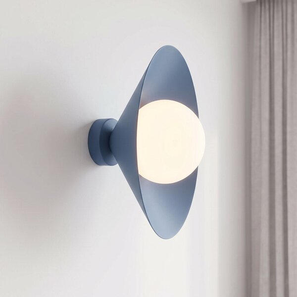 Nástěnné svítidlo MONO 1S – tlumeně modré, bílé sklo, 1× E14, šířka 31 cm