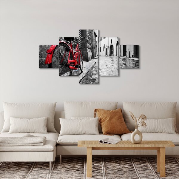 Obraz červeného kola na dlážděné ulici (125x70 cm)