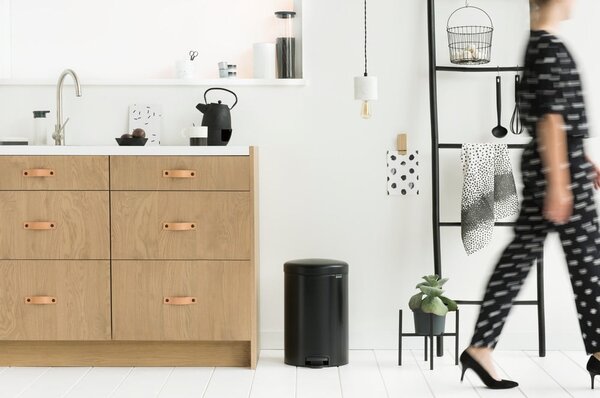 Matně černý nášlapný ocelový odpadkový koš 20 l NewIcon – Brabantia