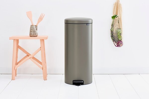 Šedý nášlapný ocelový odpadkový koš 30 l NewIcon – Brabantia