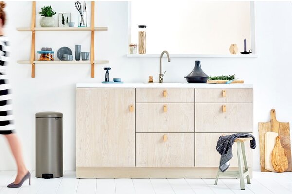 Šedý nášlapný ocelový odpadkový koš 30 l NewIcon – Brabantia