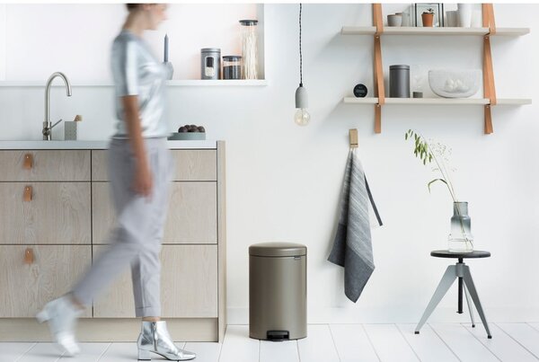 Šedý nášlapný ocelový odpadkový koš 20 l NewIcon – Brabantia