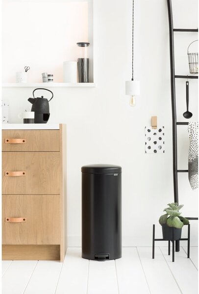 Matně černý nášlapný ocelový odpadkový koš 30 l NewIcon – Brabantia