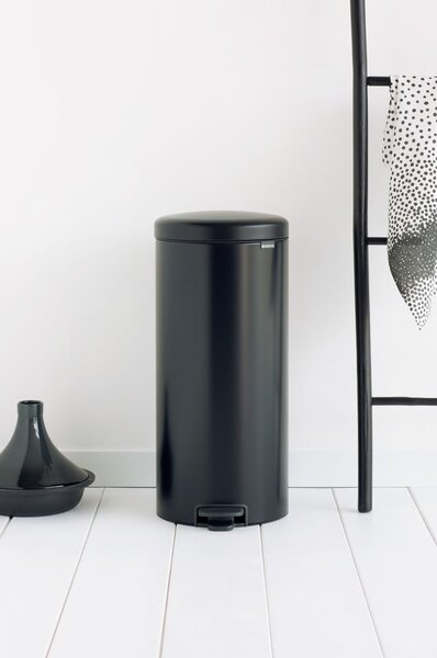 Matně černý nášlapný ocelový odpadkový koš 30 l NewIcon – Brabantia