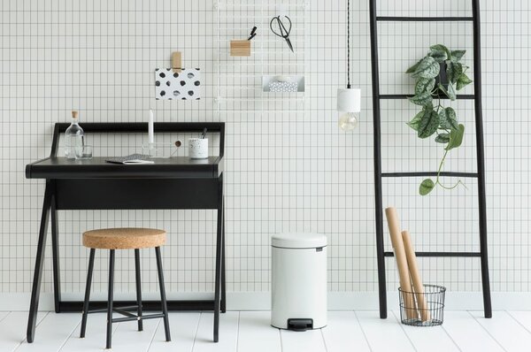 Bílý nášlapný ocelový odpadkový koš 12 l NewIcon – Brabantia