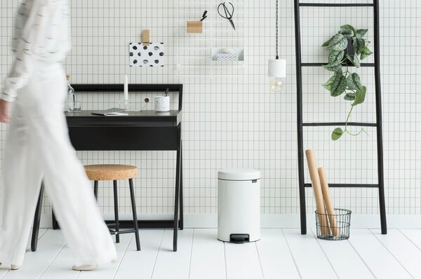 Bílý nášlapný ocelový odpadkový koš 12 l NewIcon – Brabantia