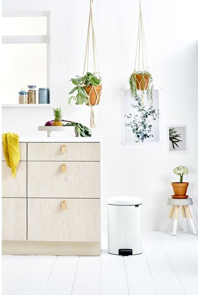 Bílý nášlapný ocelový odpadkový koš 20 l NewIcon – Brabantia