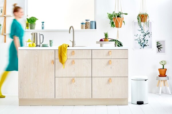 Bílý nášlapný ocelový odpadkový koš 20 l NewIcon – Brabantia