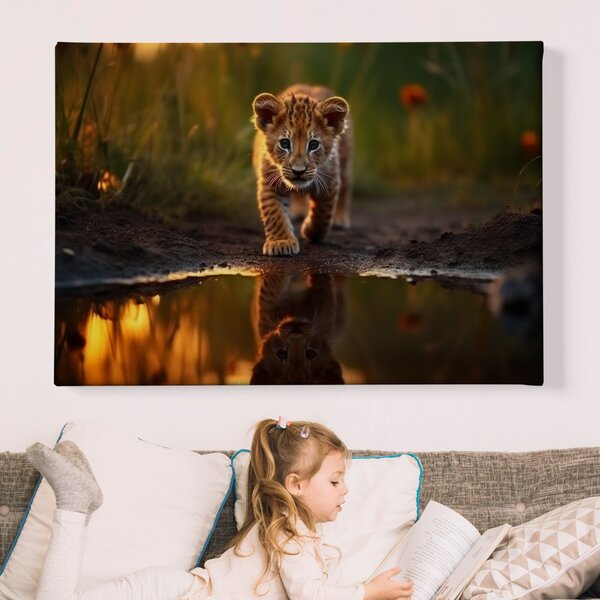 Obraz na plátně - Mládě lva v louži FeelHappy.cz Velikost obrazu: 40 x 30 cm