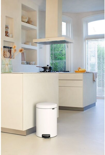 Bílý nášlapný ocelový odpadkový koš 20 l NewIcon – Brabantia