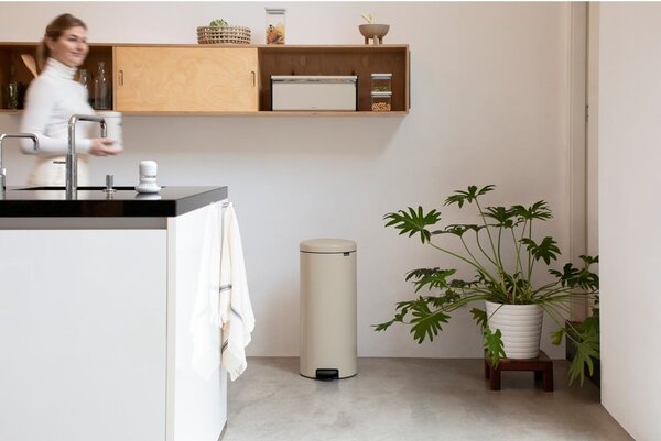 Béžový nášlapný ocelový odpadkový koš 30 l NewIcon – Brabantia