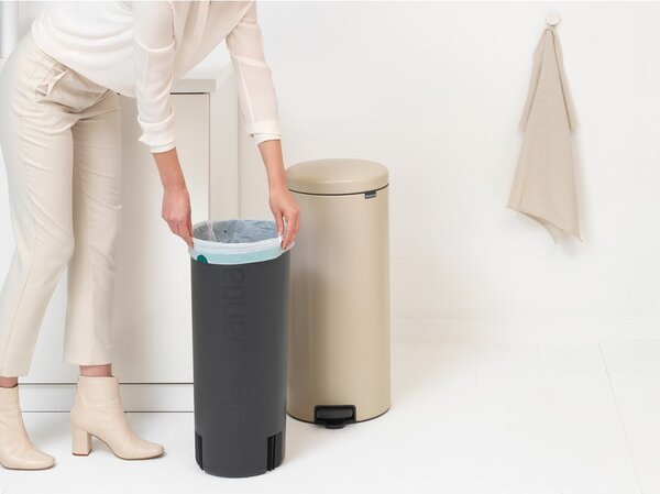 Béžový nášlapný ocelový odpadkový koš 30 l NewIcon – Brabantia