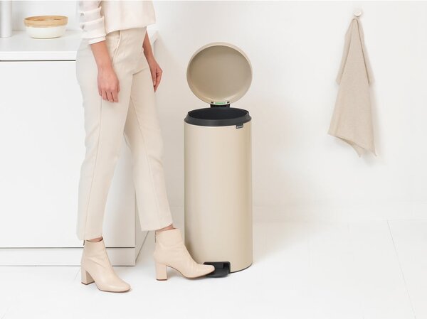 Béžový nášlapný ocelový odpadkový koš 30 l NewIcon – Brabantia