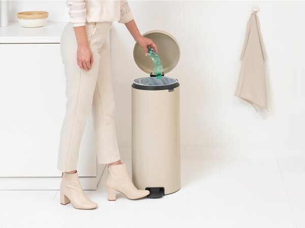 Béžový nášlapný ocelový odpadkový koš 30 l NewIcon – Brabantia
