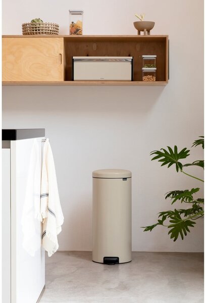Béžový nášlapný ocelový odpadkový koš 30 l NewIcon – Brabantia