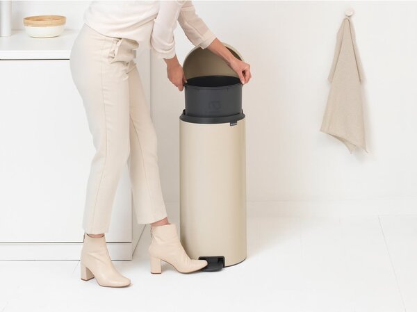 Béžový nášlapný ocelový odpadkový koš 30 l NewIcon – Brabantia