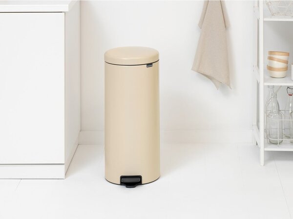 Béžový nášlapný ocelový odpadkový koš 30 l NewIcon – Brabantia