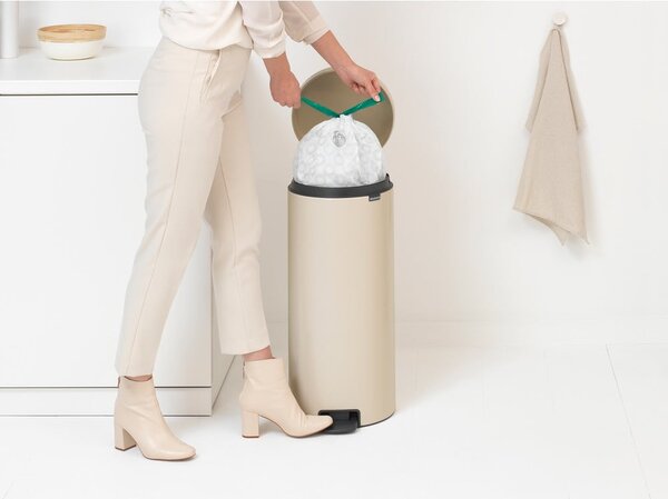 Béžový nášlapný ocelový odpadkový koš 30 l NewIcon – Brabantia