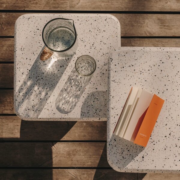 Bílý terrazzo zahradní stolek Kave Home Saura 48 x 48 cm