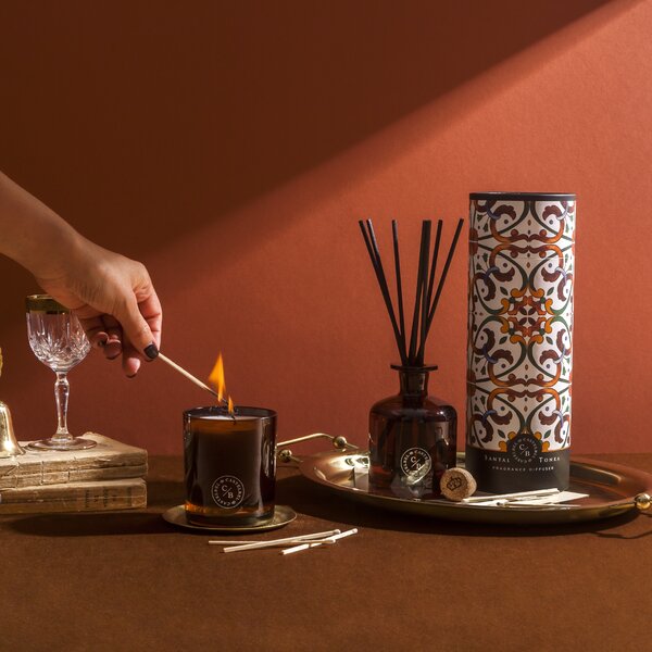 CASTELBEL Tiles Santal Tonka Vonná svíčka, 210 g