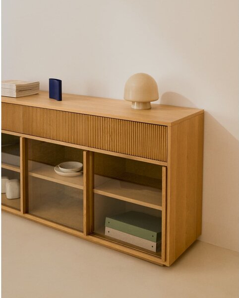 Vitrína v dekoru dubu s posuvnými dveřmi v přírodní barvě 200x80x40 cm Helvine – Kave Home