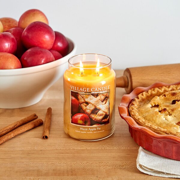VILLAGE CANDLE Warm Apple Pie Vonná svíčka