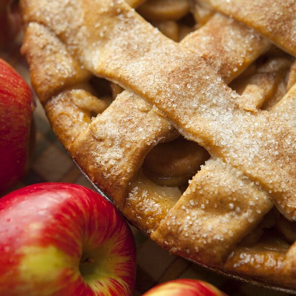 VILLAGE CANDLE Warm Apple Pie Vonná svíčka