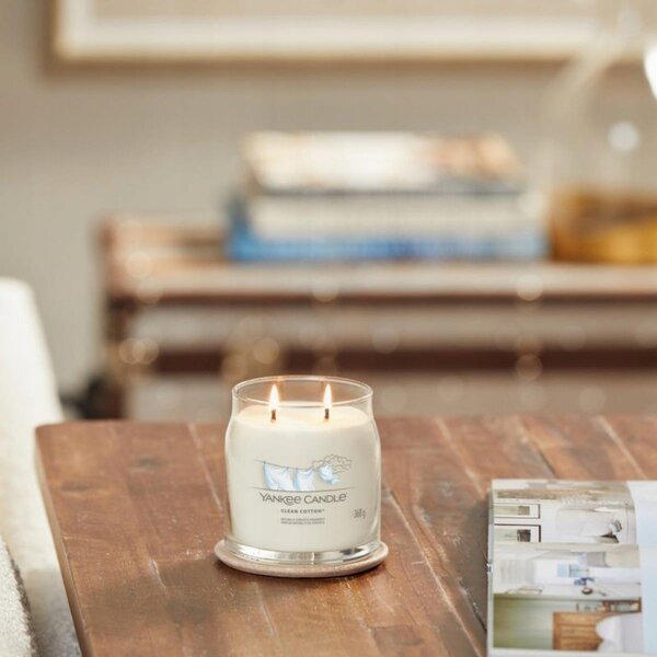 YANKEE CANDLE SIGNATURE VONNÁ SVÍČKA SOJOVÁ Clean Cotton STŘEDNÍ 368g