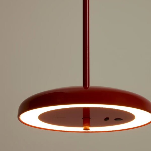Kave Home Červené kovové nabíjecí závěsné LED světlo Porte Ø 16 cm