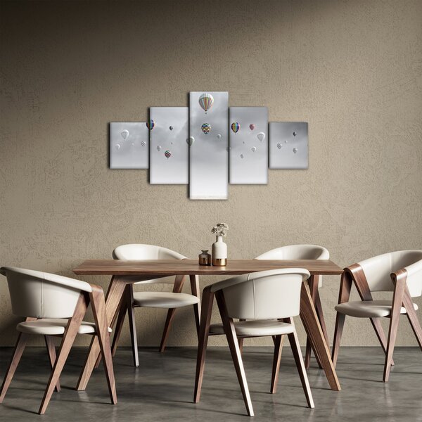 Obraz - Balóny nad cihlovou zdí (125x70 cm)