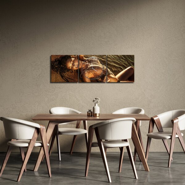 Obraz ženy ležící na pláži (s hodinami) (90x30 cm)
