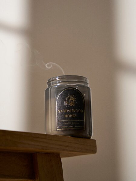 Sinsay - Vonná svíčka Sandalwood Honey - černá