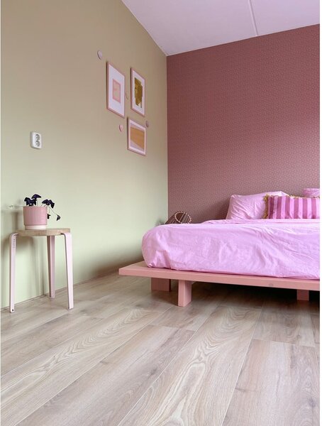 Světle růžová dvoulůžková postel z borovicového dřeva s roštem 140x200 cm Japan – Karup Design