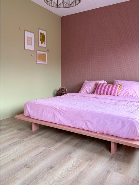 Světle růžová dvoulůžková postel z borovicového dřeva s roštem 140x200 cm Japan – Karup Design