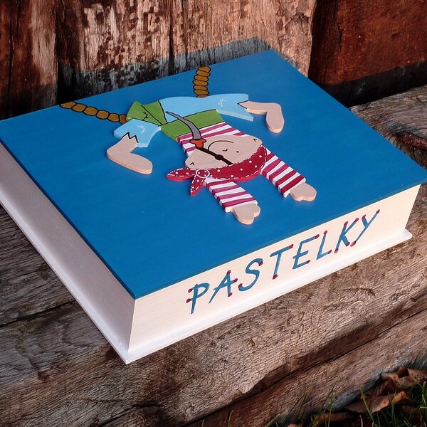 Dřevěná krabička na PASTELKY pro malé piráty