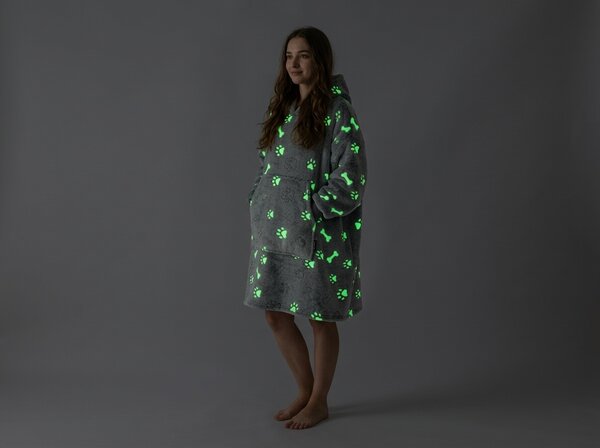XPOSE® Mikinová deka TLAPIČKY (svítící efekt) - šedá