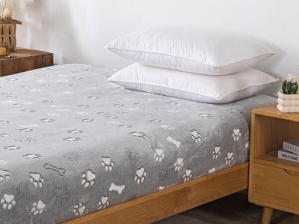 XPOSE® Mikroplyšové prostěradlo TLAPIČKY Exclusive (svítící efekt) - šedé 90x200 cm