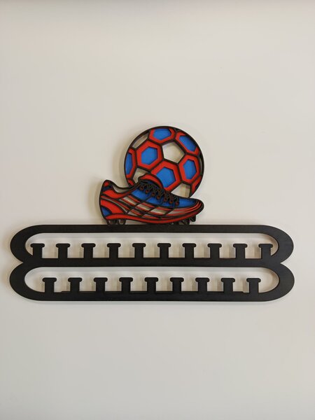 Z rodinné dílny Věšák na medaile fotbal – míč a kopačka | dřevěný držák na medaile